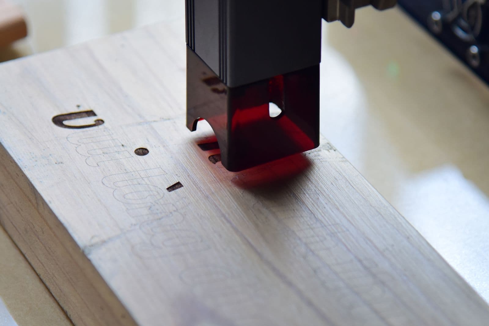 Gravure laser en cours sur du bois